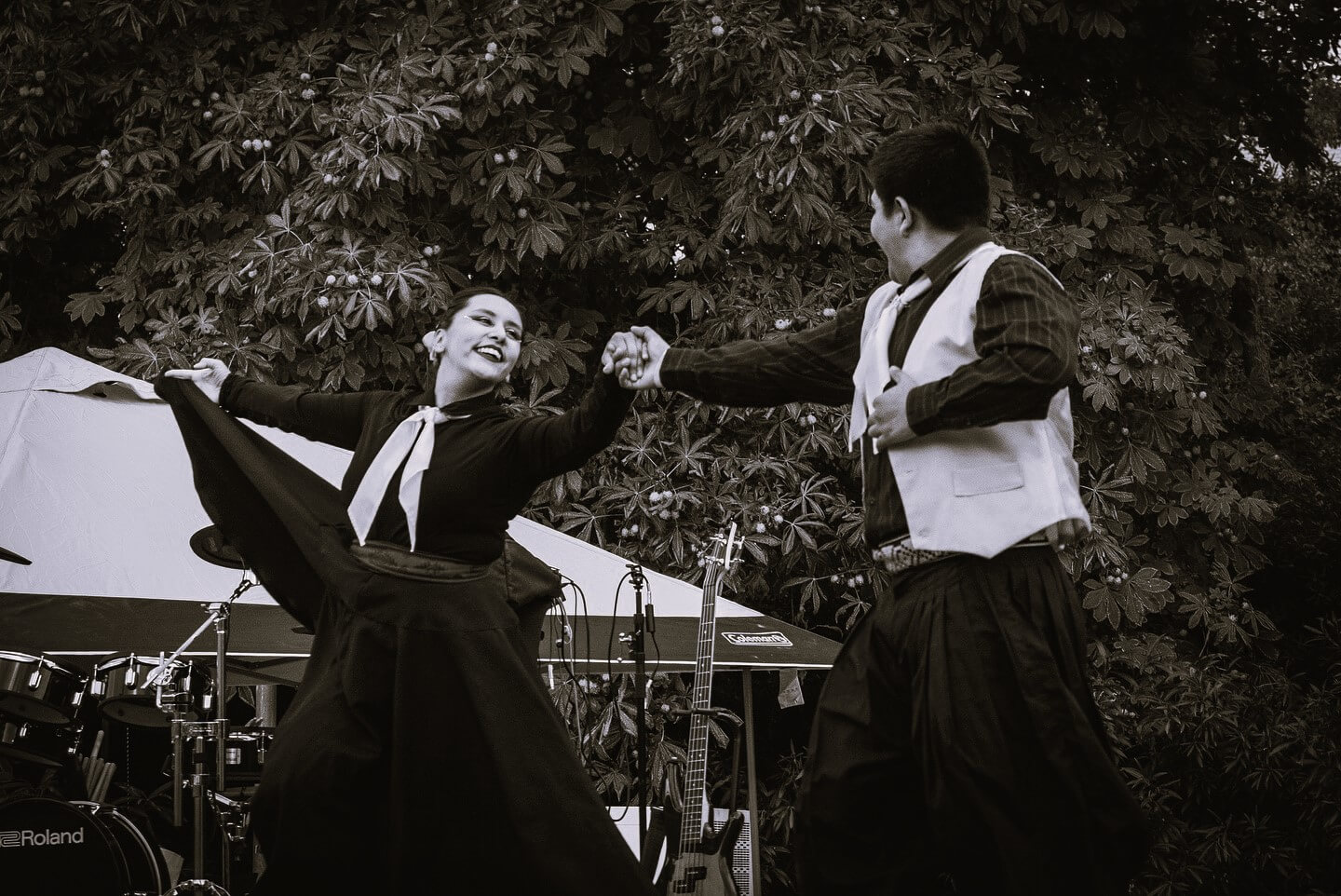 Agustina y Miguel bailando folklore argentino en Madrid, vestimenta tradicional argentina